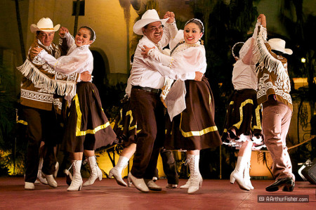 Grupo de Danza FolklÃ³rica QuetzalcÃ³atl, directed by Francisco 